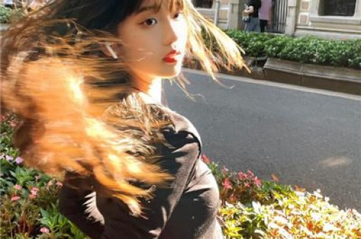 韩国女星Jennie耍大牌事件后《时代》红毯争艳直角肩再成亮点